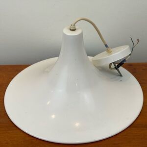 Vintage metal tulip style light fixture || Vintage white light fixture
